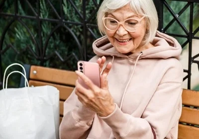 Що подарувати бабусі на День народження: ідеї та поради - samsungshop.com.ua